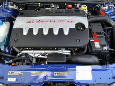 Alfa Romeo 156 أنا فيس ليفت 2، واجون 5 أبواب — حجرة المحرك