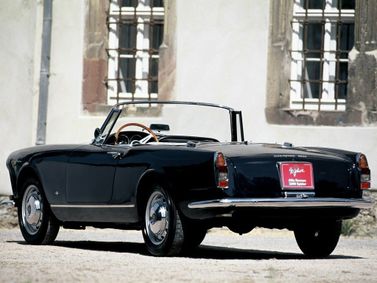Alfa Romeo 2600 I، قابلة للتحويل Spider — منظر خلفي أيمن