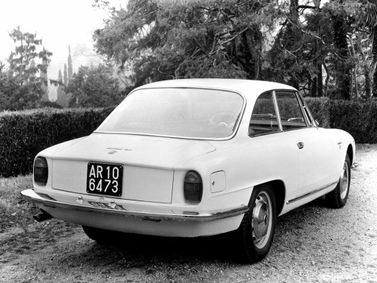 Alfa Romeo 2600 I، كوبيه Sprint — منظر خلفي أيمن