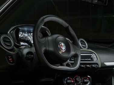 Alfa Romeo 4C, Тарга Spyder — рулевое колесо