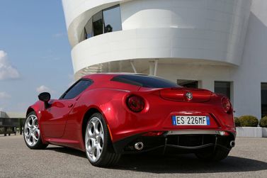 Alfa Romeo 4C، كوبيه — منظر خلفي أيمن