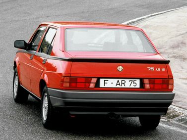 Alfa Romeo 75 أنا فيس ليفت، سيدان — منظر خلفي أيسر