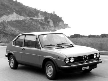 Alfa Romeo Alfasud I عملية شد الوجه 1، فاستباك TI — منظر أمامي بزاوية ثلاثة أرباع