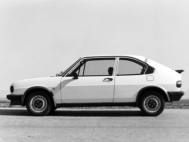 Alfa Romeo Alfasud I تجميل الوجه 2، فاستباك TI — منظر من الجانب الأيسر