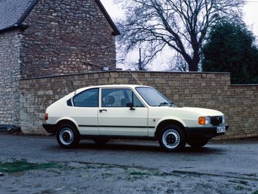 Alfa Romeo Alfasud I تجميل الوجه 2، هاتشباك 3 أبواب — منظر من الجانب الأيمن
