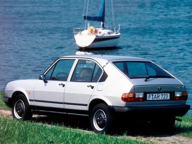Alfa Romeo Alfasud I تجميل الوجه 2، هاتشباك 5 أبواب — منظر خلفي بزاوية ثلاثة أرباع
