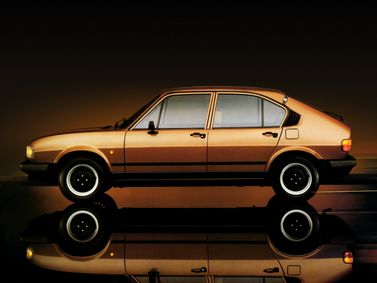 Alfa Romeo Alfasud I تجميل الوجه 2، هاتشباك 5 أبواب — منظر من الجانب الأيسر