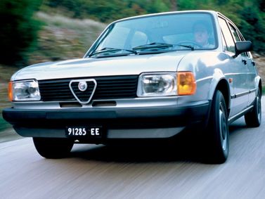 Alfa Romeo Alfasud، هاتشباك 5 أبواب — منظر أمامي أيمن