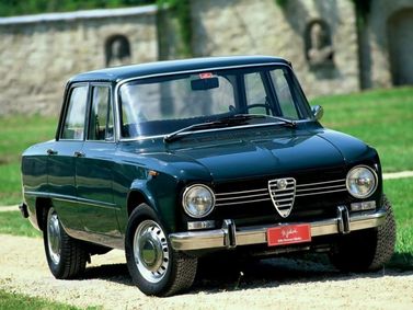Alfa Romeo Giulia I (105)، سيدان — منظر أمامي أيسر
