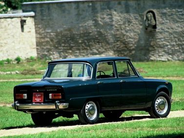 Alfa Romeo Giulia I (105)، سيدان — منظر خلفي أيمن