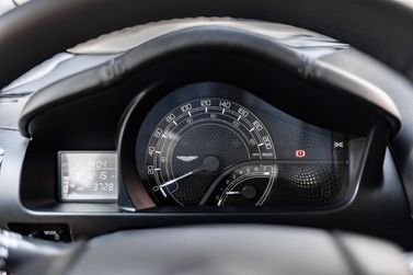 Aston Martin Cygnet، هاتشباك 3 أبواب — لوحة العدادات
