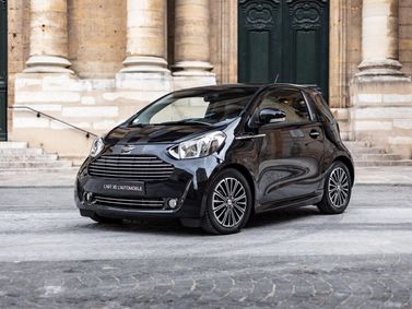 Aston Martin Cygnet، هاتشباك 3 أبواب — منظر أمامي أيمن