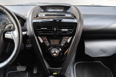 Aston Martin Cygnet، هاتشباك 3 أبواب — الكونسول الوسطي