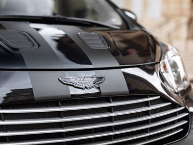 Aston Martin Cygnet، هاتشباك 3 أبواب — شعار السيارة واسم الطراز