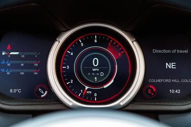 Aston Martin DB11 I، قابلة للتحويل Volante — لوحة العدادات