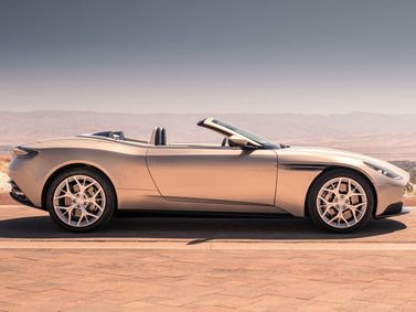 Aston Martin DB11 I، قابلة للتحويل Volante — منظر من الجانب الأيمن