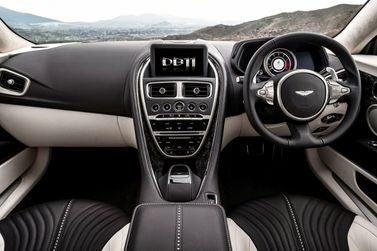 Aston Martin DB11 I، كوبيه — لوحة القيادة