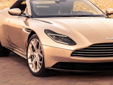 Aston Martin DB11 I، قابلة للتحويل Volante — منظر أمامي أيمن