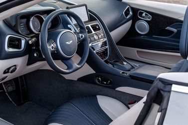 Aston Martin DB11 I، قابلة للتحويل Volante — منطقة السائق