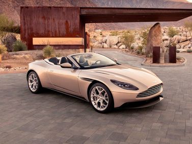 Aston Martin DB11 I، قابلة للتحويل Volante — منظر أمامي أيمن