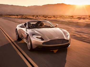 Aston Martin DB11 I، قابلة للتحويل Volante — منظر أمامي بزاوية ثلاثة أرباع