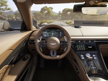 Aston Martin DB12، قابلة للتحويل Volante — منطقة السائق