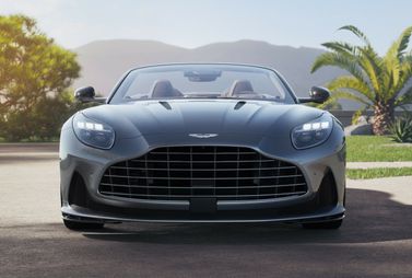 Aston Martin DB12، قابلة للتحويل Volante — منظر أمامي