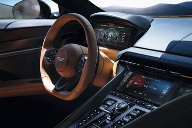 Aston Martin DB12، كوبيه — منطقة السائق