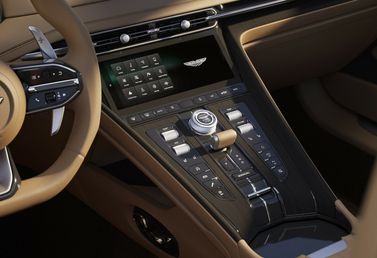 Aston Martin DB12، قابلة للتحويل Volante — شاشة نظام المعلومات والترفيه