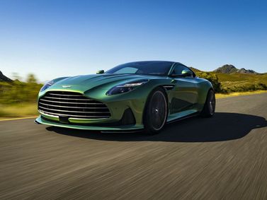 Aston Martin DB12، كوبيه — منظر أمامي بزاوية ثلاثة أرباع