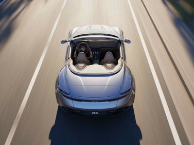 Aston Martin DB12، قابلة للتحويل Volante — منظر خلفي بزاوية ثلاثة أرباع