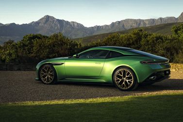 Aston Martin DB12، كوبيه — منظر خلفي بزاوية ثلاثة أرباع