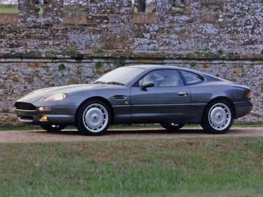 Aston Martin DB7 I، كوبيه — منظر أمامي أيمن