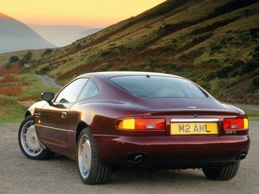 Aston Martin DB7 I، كوبيه — منظر خلفي أيسر