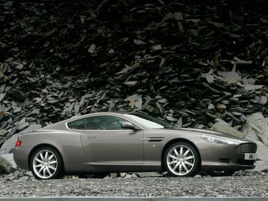 Aston Martin DB9 I، كوبيه — منظر من الجانب الأيسر