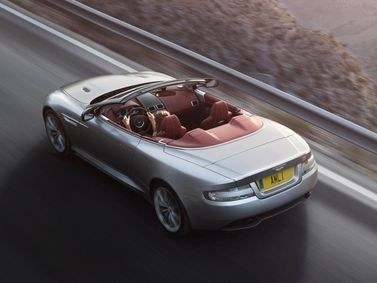 Aston Martin DB9 أنا فيس ليفت 2، قابلة للتحويل Volante — منظر خلفي بزاوية ثلاثة أرباع