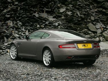 Aston Martin DB9 I، كوبيه — منظر خلفي أيمن