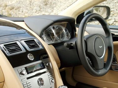 Aston Martin DB9 I، كوبيه — منطقة السائق