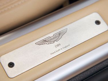 Aston Martin DB9 I، كوبيه — شعار السيارة واسم الطراز