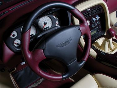 Aston Martin DB AR1، قابلة للتحويل — منطقة السائق