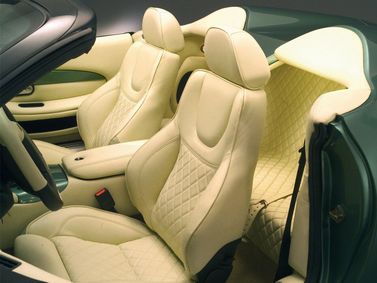 Aston Martin DB AR1، قابلة للتحويل — المقاعد الأمامية