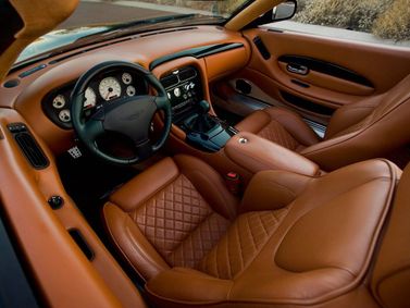 Aston Martin DB AR1، قابلة للتحويل — منطقة السائق