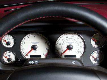Aston Martin DB AR1، قابلة للتحويل — لوحة العدادات