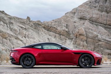 Aston Martin DBS ثالثاً، كوبيه — منظر من الجانب الأيسر