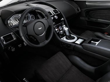 Aston Martin DBS ثانياً، كوبيه — منطقة السائق