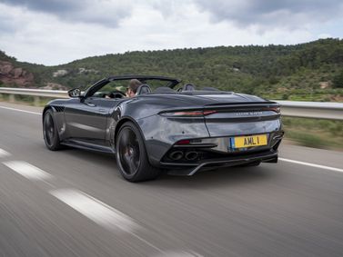 Aston Martin DBS ثالثاً، قابلة للتحويل — منظر خلفي بزاوية ثلاثة أرباع