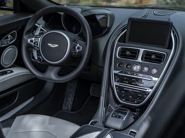 Aston Martin DBS ثالثاً، قابلة للتحويل — منطقة السائق