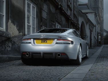 Aston Martin DBS ثانياً، كوبيه — منظر خلفي بزاوية ثلاثة أرباع