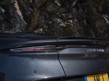 Aston Martin DBS ثالثاً، قابلة للتحويل — المصباح الخلفي