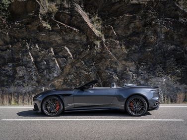 Aston Martin DBS ثالثاً، قابلة للتحويل — منظر من الجانب الأيسر